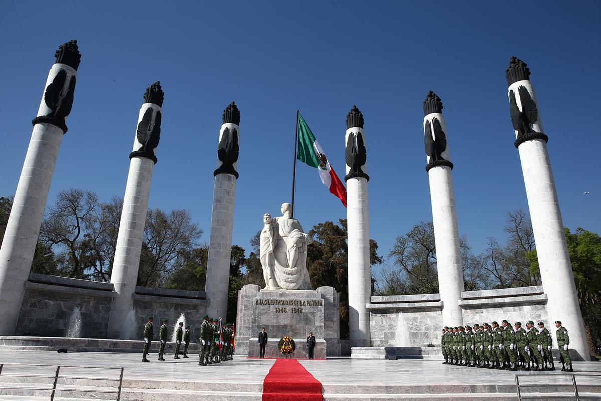 31/01/2019. Pedro Sánchez visita México. El presidente del Gobierno, Pedro Sánchez, participa en la Ofrenda Floral en el Monumento a los Niños Héroes.